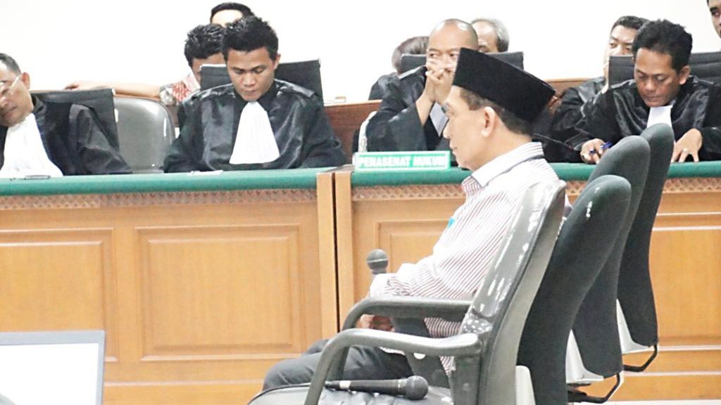 Bupati Bangkalan, Jawa Timur, Fuad Amin menjalani sidang pembacaan putusan di Pengadilan Tindak Pidana Korupsi, Senin (19/10/2015). Majelis hakim menjatuhkan hukuman delapan tahun penjara dan denda Rp 1 miliar subsider enam bulan penjara. Fuad terbukti menerima suap dan melakukan pencucian uang.