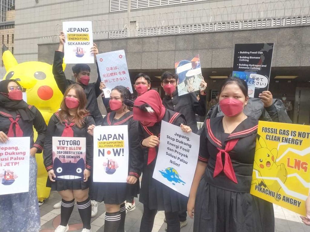 Aktivis iklim dari masyarakat sipil melakukan aksi di depan kantor Kedutaan Besar Jepang, Jakarta Pusat, Jumat (19/5/2023).