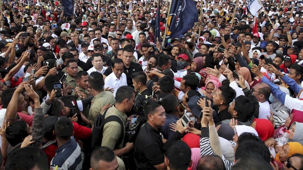 Calon presiden 01 Joko Widodo menyapa massa yang hadir dalam kampanye terbuka calon presiden-wakil presiden Joko Widodo-Ma'ruf Amin di Lapangan Sultan Maulana Yusuf, Serang, Banten, Minggu (24/3/2019). Petinggi partai politik pengusung pasangan petahana ini juga hadir.