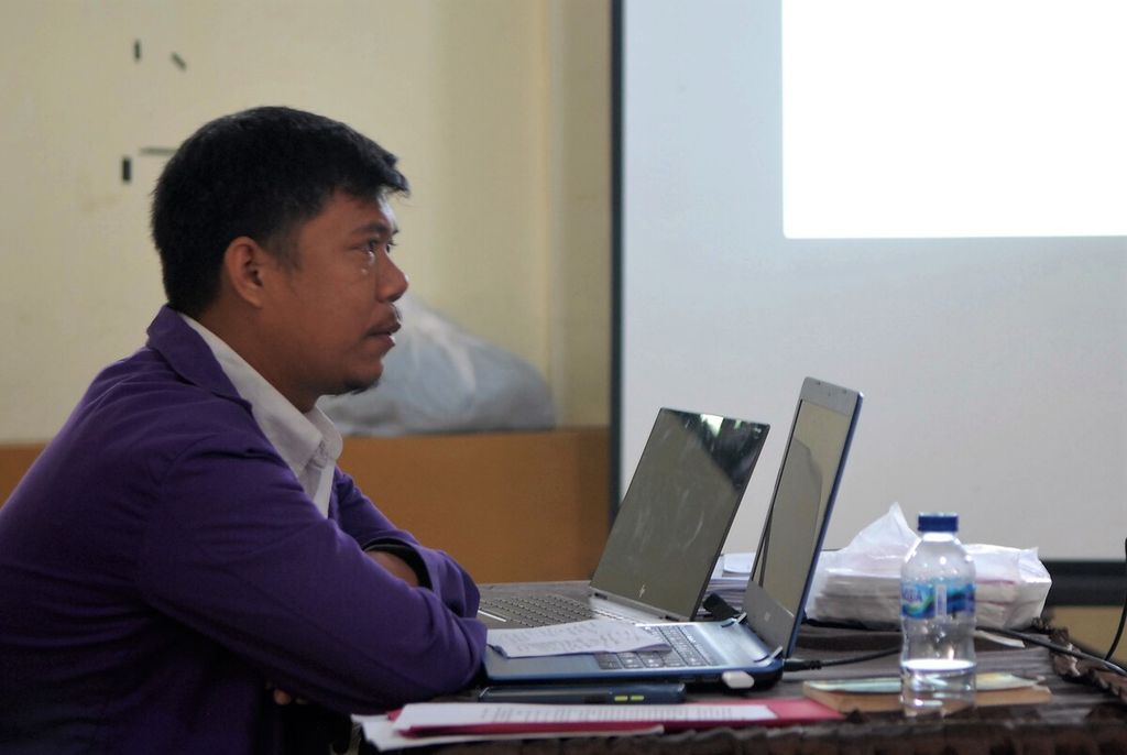 Mijak Tampung (35) dalam Seminar Proposal Skripsi di kampusnya di Kota Jambi, Jumat (27/1/2023). Lewat bangku kuliah, Mijak ingin memperjuangkan kesetaraan serta pengakuan hak bagi komunitas adat Orang Rimba di Bukit Duabelas. 