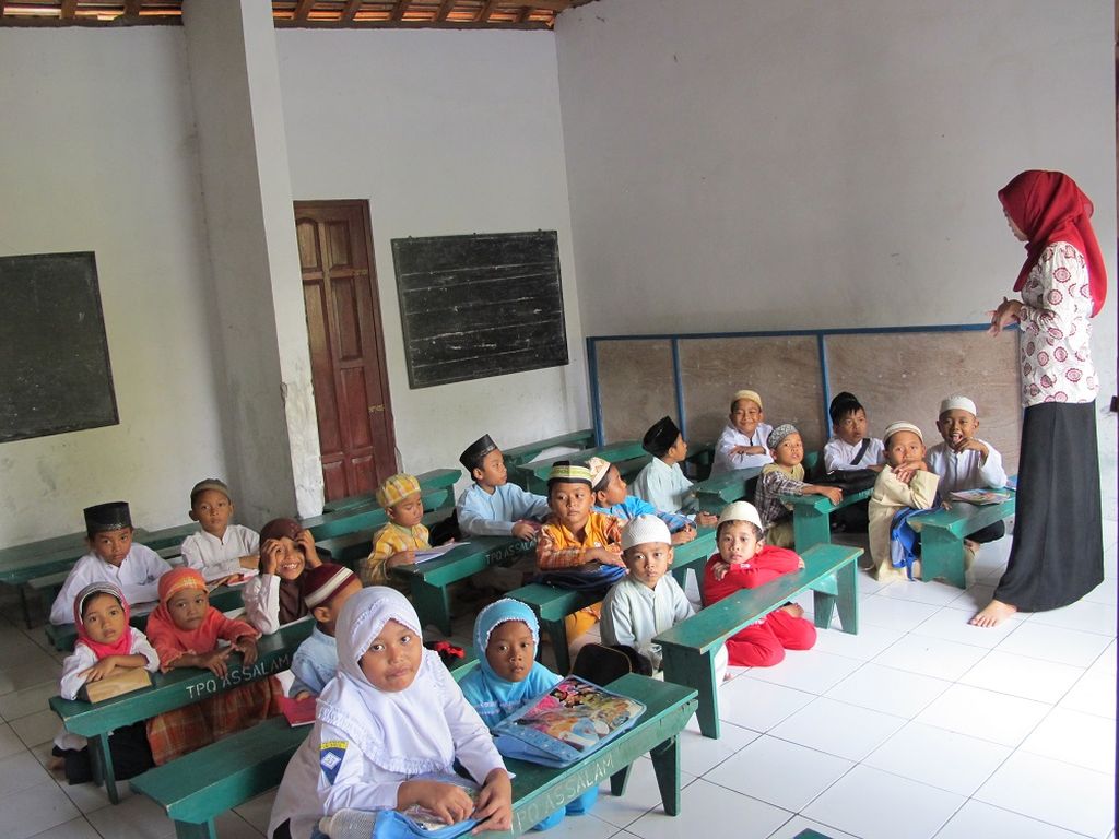 Suasana belajar mengajar di TPQ As Salam, Desa Bulu, Petarukan, Pemalang (18/8/2011)