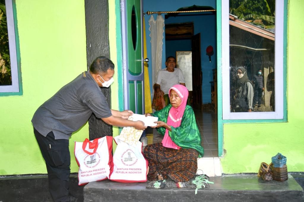 Bantuan dari Presiden Joko Widodo diserahkan kepada Sofia Harun (70), warga Kelurahan Tetandara, Kecamatan Ende Selatan, Kabupaten Ende, NTT, Kamis (2/6/2022).