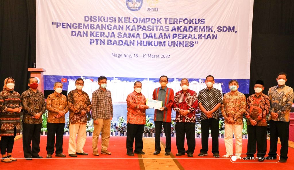 Universitas Negeri Semarang (Unnes) bersiap bertransformasi menjadi perguruan tinggi negeri badan hukum atau PTN BH. Tampak Rektor Unnes Fathur Rokhman dan Plt Dirjen Diktiristek Nizam dalam acara tersebut.