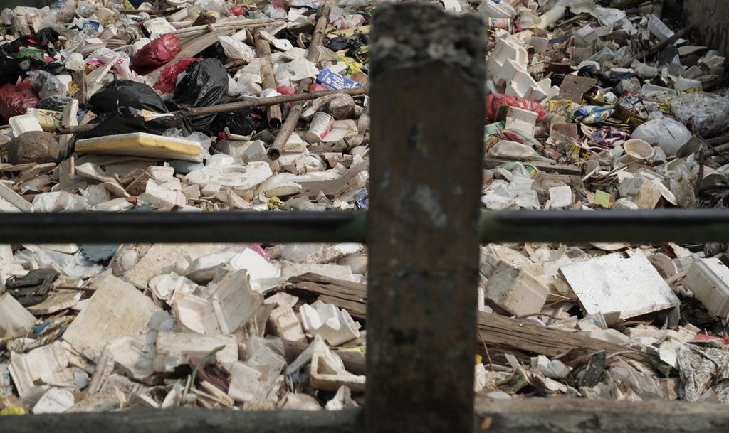 Sampah plastik menumpuk di saluran Kali Baru, Ratu Jaya, Depok, Jawa Barat, Senin (19/8/2019). 