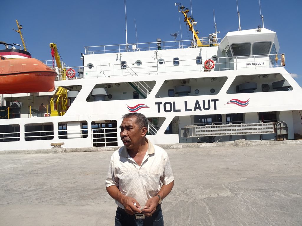 Kapal tol laut bersandar di Kupang, NTT, Juni 2018. Kapal ini belum mampu menstabilkan harga bahan pokok. Dengan tol laut, semestinya harga barang berlaku sama di seluruh Nusantara karena kapal disubsidi pemerintah.