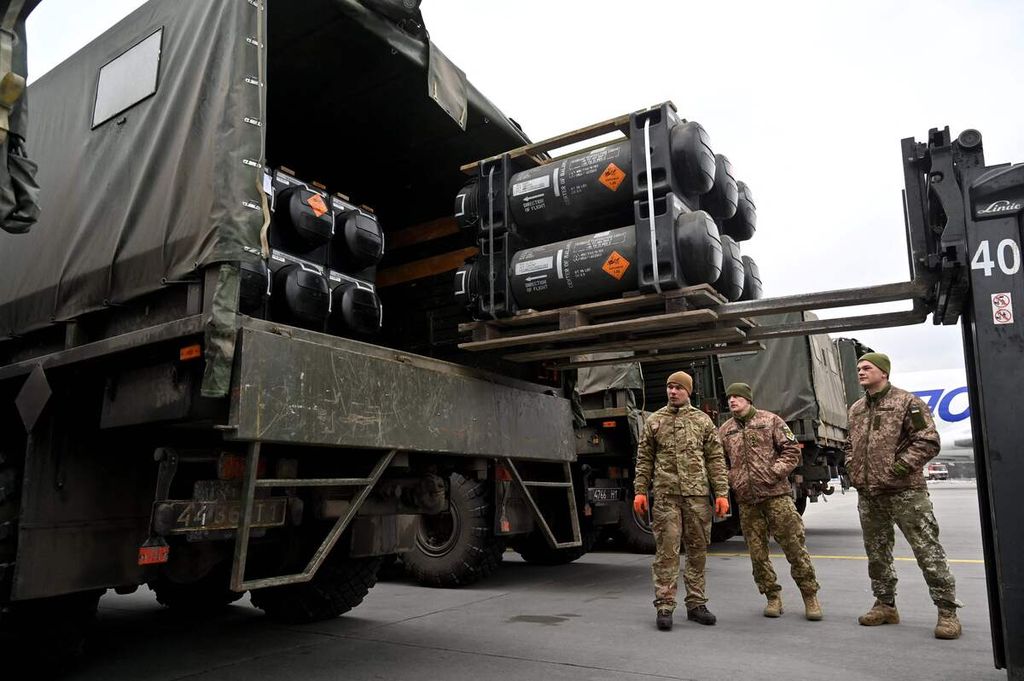 Tentara Ukraina mengangkut FGM-148 Javelin ke dalam truk di Bandara Boryspil, Kiev, Ukraina, 11 Februari 2022. Javelin adalah misil antitank portabel buatan Amerika Serikat. AS dan sekutunya menyatakan bakal menyalurkan lebih banyak senjata guna mendukung Ukraina berperang melawan Rusia.