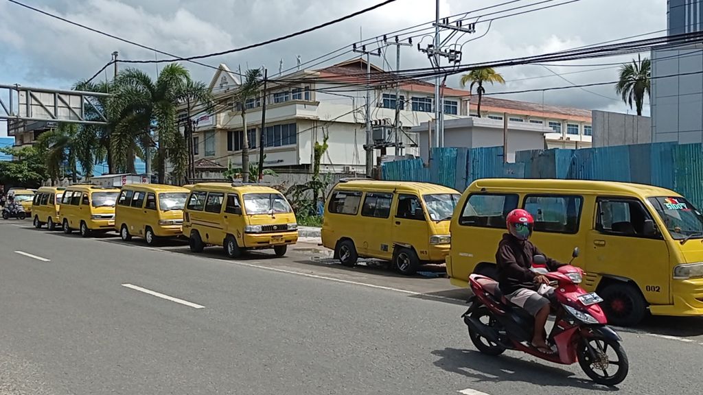 Around 100 city transportation drivers hold a demonstration demanding an increase in public transport fares after the increase in fuel prices in Sorong City, West Papua, Sunday (4/9/2022).