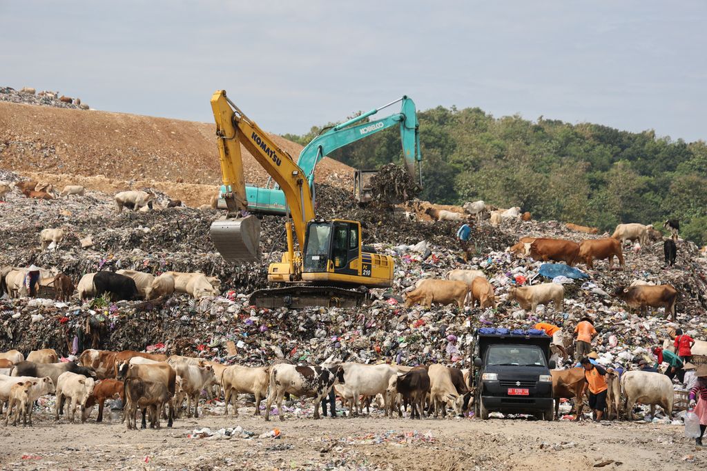 Aktivitas pembuangan sampah berangsur normal di TPST Piyungan, Kabupaten Bantul, DIY, Kamis (12/5/2022). 