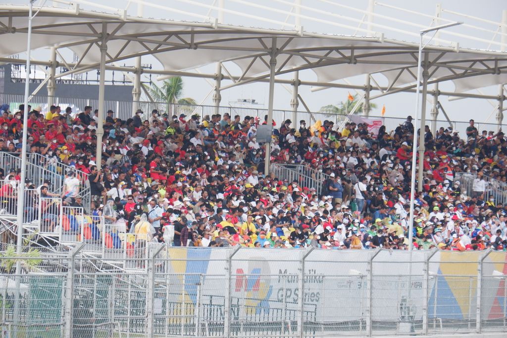 Penonton memadati area tribune kategori premium (di depan <i>paddock</i>) untuk menonton jalannya balapan MotoGP di Sirkuit Internasional Jalan Raya Pertamina Mandalika, Kuta, Pujut, Lombok Tengah, NTB, 20 Maret 2022. Pada hari ketiga atau hari balapan MotoGP, total penonton yang hadir mencapai 62.923 penonton.