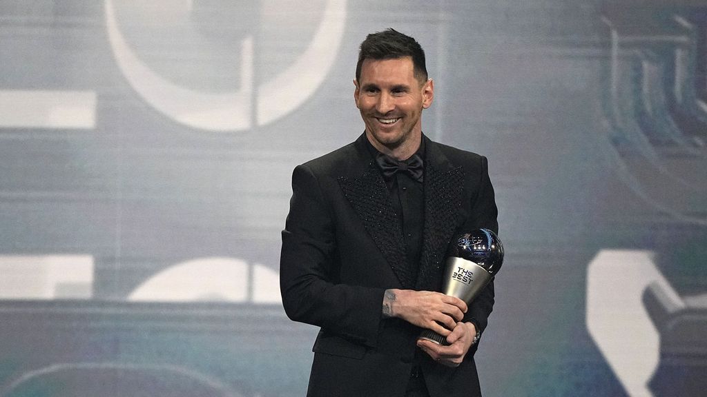 Pemain tim sepak bola Argentina, Lionel Messi, tersenyum setelah menerima penghargaan pemain terbaik FIFA di Paris, Perancis, akhir Februari 2023. Ia layak menyandang sebutan megabintang, tidak hanya bagi Argentina, tetapi juga bagi dunia. 