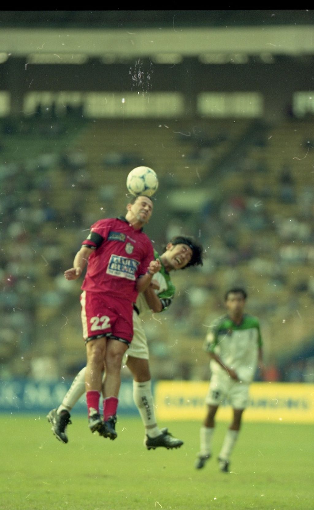"Playmaker" asing PSM Makassar, Carlos de Mello (kiri), berduel udara dengan gelandang Pupuk Kaltim Bontang, Ponaryo Astaman, pada laga final Liga Bank Mandiri 1999-2000 di Stadion Gelora Bung Karno, Jakarta, 23 Juli 2000.
