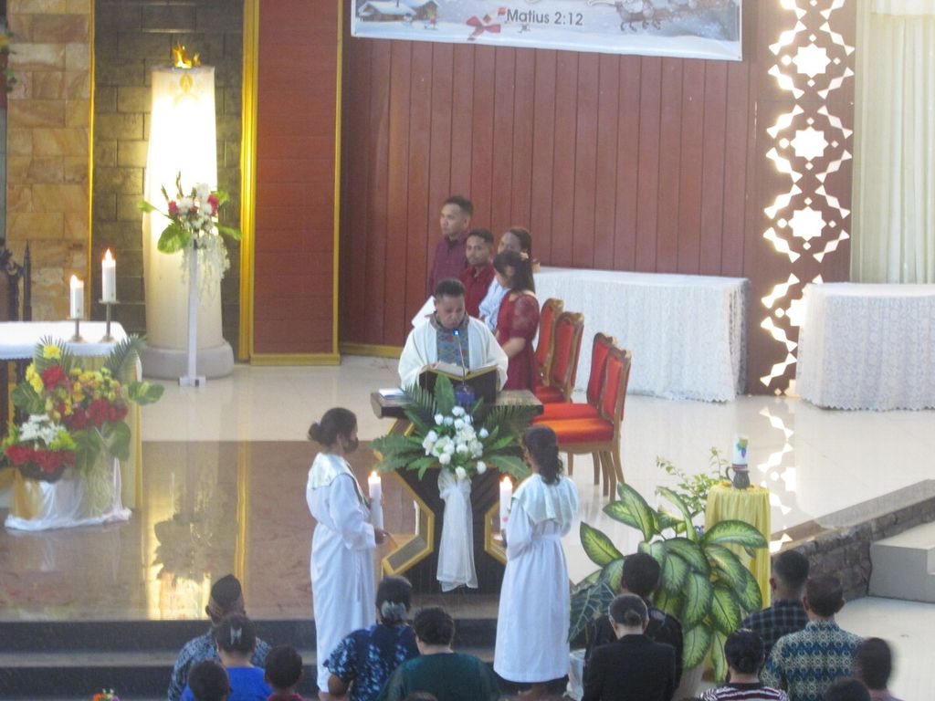 P Egidius Taimenas SVD saat memimpin misa II malam Natal di Kupang, NTT, Sabtu (24/12/2022). 