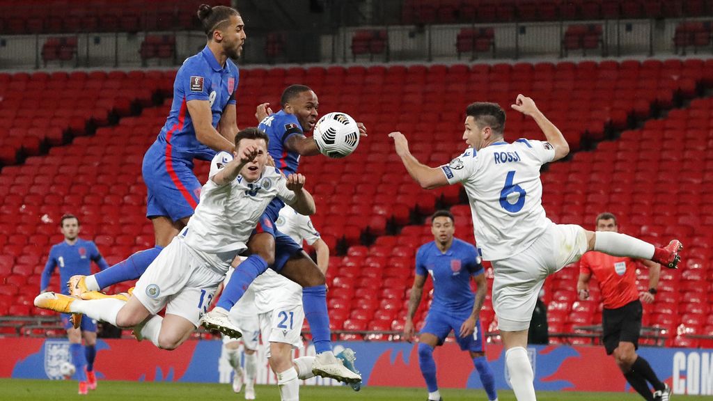 Duel udara para pemain Inggris (biru) dan pemain San Marino pada pertandingan kualifikasi Piala Dunia 2022 di Stadion Wembley, London, Jumat (26/3/2021). Di putaran final Piala Dunia 2022, Inggris berada di Grup B bersama AS, Wales, dan Iran.