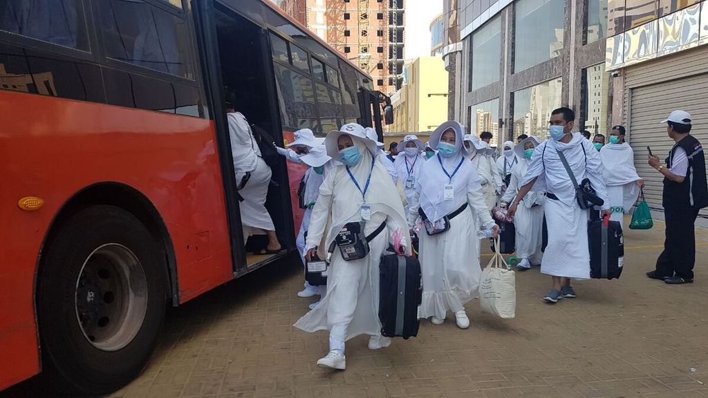Pilgrims from Indonesia in the Syisya area, Mecca, Saudi Arabia, Thursday (7/7/2022), were boarding a bus that took them to Arafah. In Arafah, the congregation performs wukuf as the peak practice of haj which is scheduled to be held on 9 Zulhijjah 1443 Hijriah or to coincide with Friday (8/7).7).