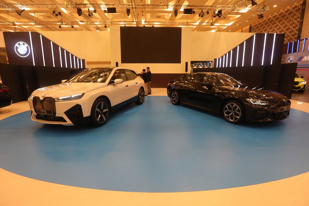 BMW iX (kiri) dan i4 diluncurkan di GIIAS 2022 di ICE BSD, Tangerang, Banten, Kamis (11/8/2022). 