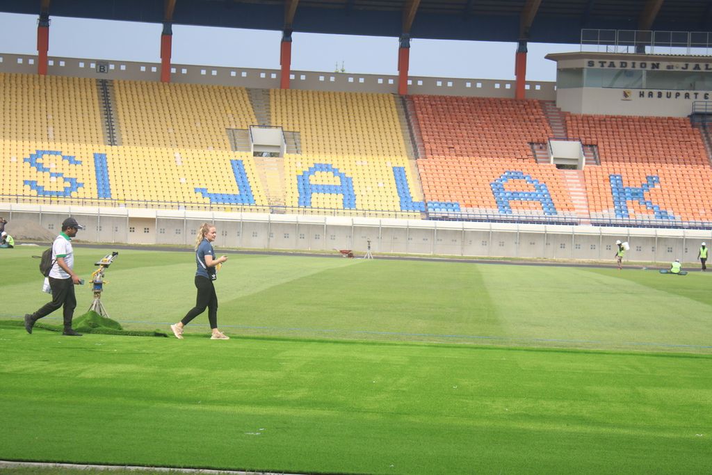 Delegasi FIFA meninjau Stadion Si Jalak Harupat, Kabupaten Bandung, Jawa Barat, Jumat (24/3/2023). Stadion ini direncanakan sebagai satu lokasi pertandingan Piala Dunia U-20.