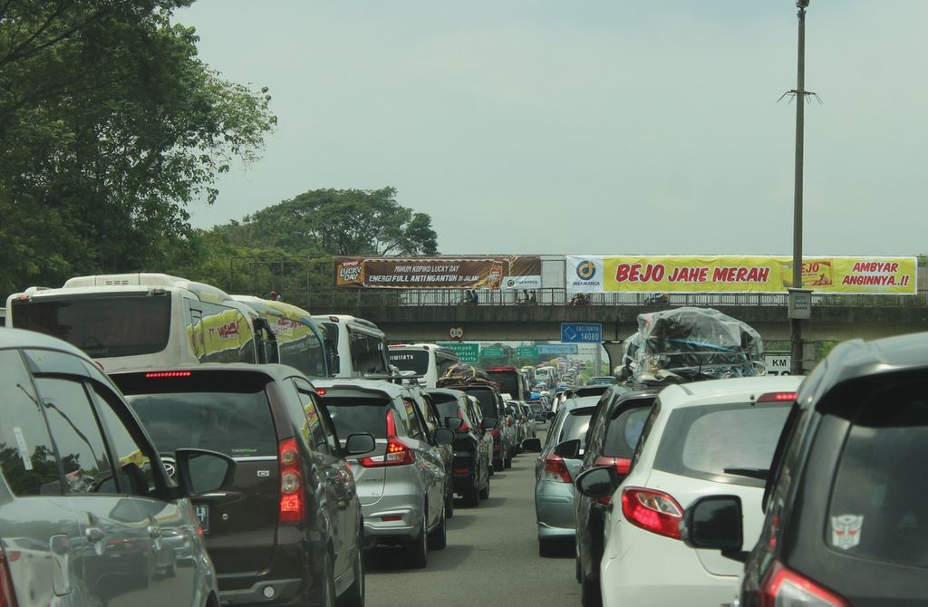 Kemacetan terjadi di Kilometer 70 Tol Jakarta-Cikampek, Jumat (29/4/2022) siang. Meskipun sejumlah rekayasa lalu lintas, seperti pembatasan nomor pelat kendaraan ganjil genap dan sistem satu arah atau one way, telah diterapkan pada arus mudik Lebaran 2022, kemacetan tetap terjadi. 