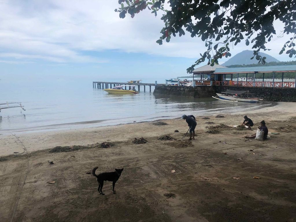 Suasana sepi dan lengang tampak di pantai Pulau Bunaken, Manado, Sulawesi Utara, pada Senin (14/2/2022). Pariwisata minat khusus di Bunaken belum bergeliat sejak Covid-19 merebak.
