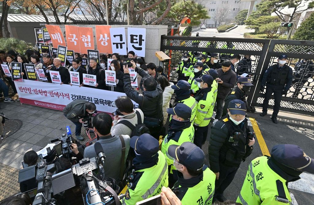 Warga berunjuk rasa memprotes keputusan Pemerintah Korea Selatan tentang skema kompensasi kepada korban kerja paksa semasa pendudukan Jepang di luar Kantor Kementerian Luar Negeri di Seoul, Korea Selatan, Senin (6/3/2023).  (Photo by Jung Yeon-je / AFP)