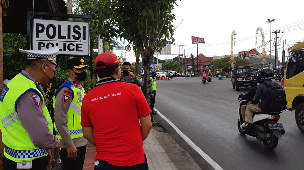 Wakil Kepala Polda Bali Brigadir Jenderal I Ketut Suardana (tengah) memantau situasi dan kondisi lalu lintas di Simpang Bypass Kampus Universitas Udayana, Badung, Bali, Jumat (11/11/2022).