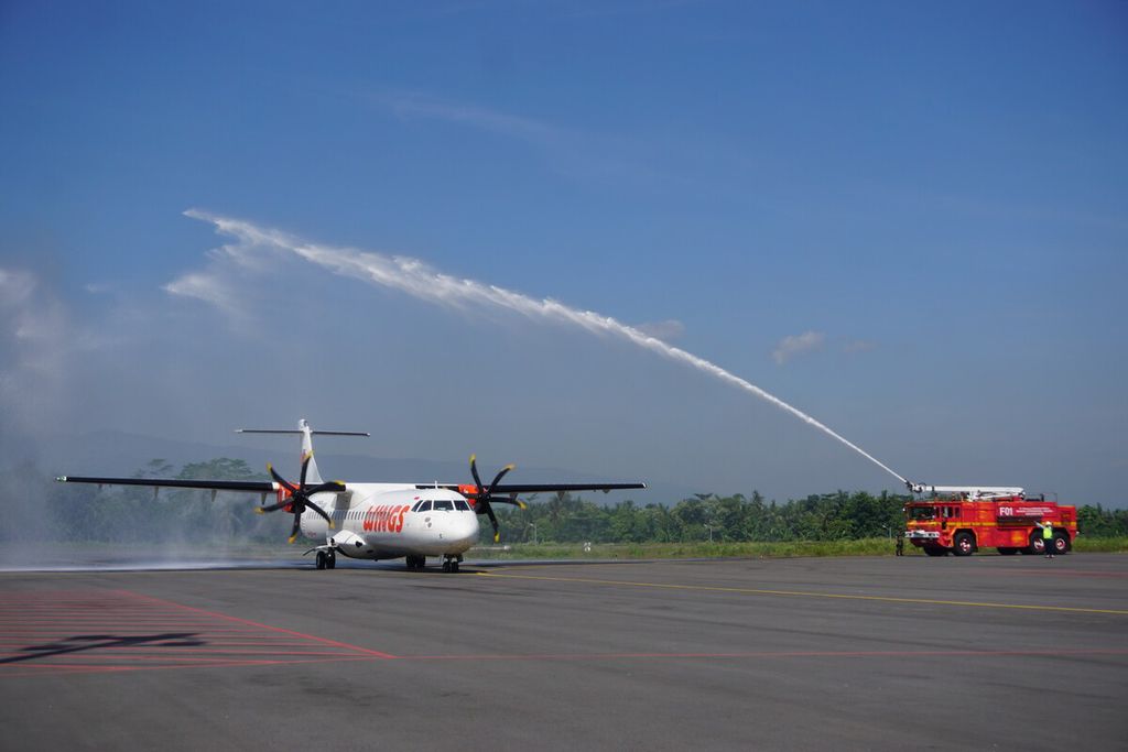 Pesawat Wings Air mendarat di Bandara Jenderal Besar Soedirman, Purbalingga, Jawa Tengah, Jumat (5/8/2022). Maskapai ini melayani rute Pondok Cabe-Purbalingga pergi pulang sepekan sekali.