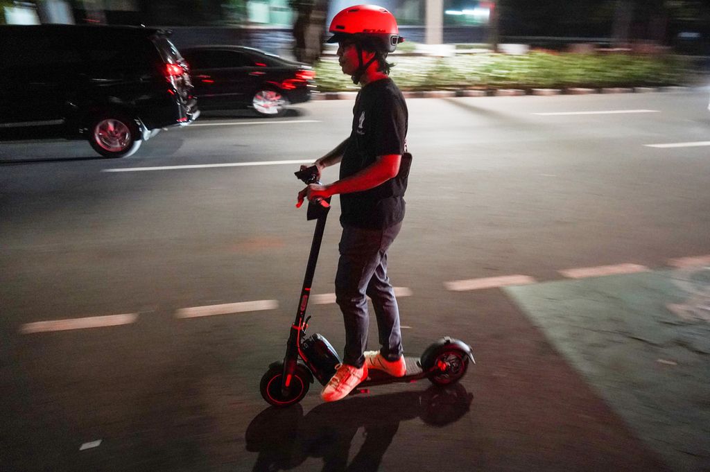  Komunitas Scooter To Work melintasi jalur sepeda di Jalan Melawai, Blok M, Jakarta, Jumat (30/9/2022).  