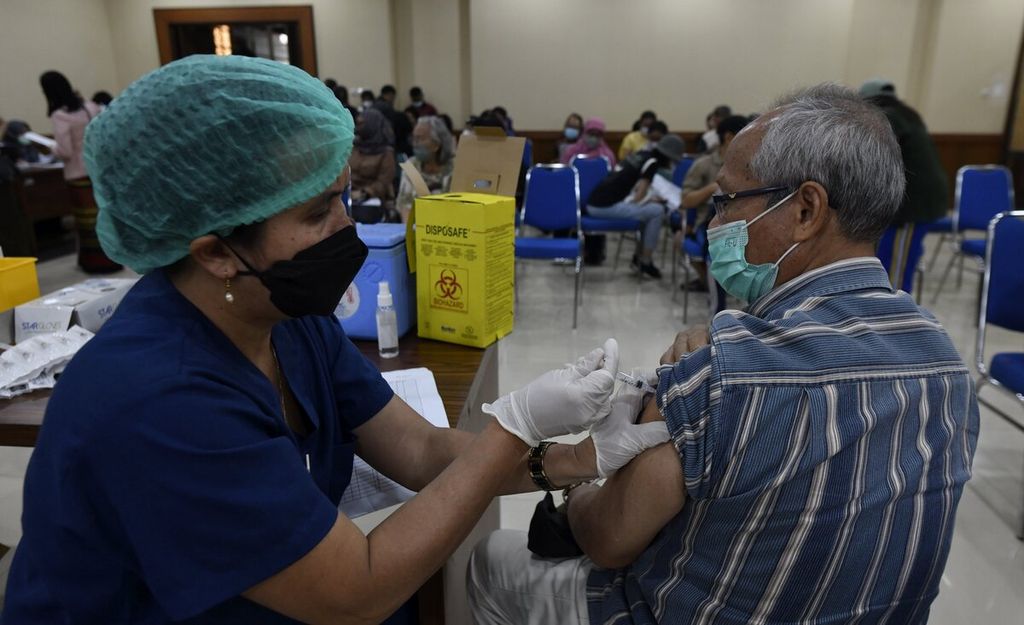 Warga lansia menerima suntikan vaksin Covid-19 penguat kedua dalam vaksinasi di Kantor Wali Kota Jakarta Pusat di Jakarta, Rabu (25/1/2023). Vaksinasi dosis keempat tersebut diikuti aparatur sipil negara dan masyarakat umum berusia 18 tahun keatas. Meski pemberlakuan pembatasan kegiatan masyarakat telah dicabut pemerintah pada akhir Desember 2022 lalu, pemberian vaksin penguat kedua tetap penting untuk dilakukan.  