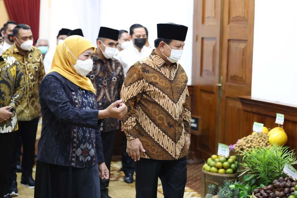 Ketua Umum Partai Gerindra Prabowo Subianto saat berkunjung ke Gubernur Jawa Timur Khofifah Indar Parawansa di Surabaya, Jawa Timur, Selasa (3/5/2022).