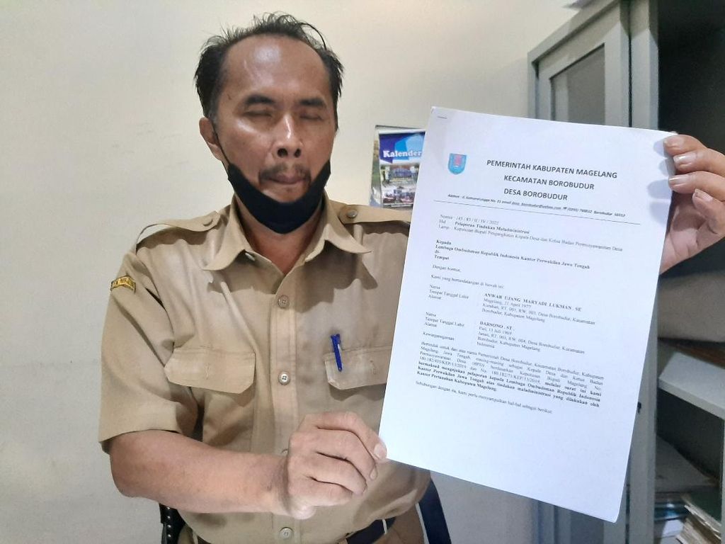 Sekretaris Desa Borobudur Ichsanusi memegang surat berisi laporan dugaan malaadministrasi yang dilakukan BPN Kabupaten Magelang kepada Ombudsman Perwakilan Jawa Tengah, Senin (18/4/2022). Dugaan tersebut muncul pada proses sertifikasi tanah kas desa yang saat ini diproses oleh BPN.