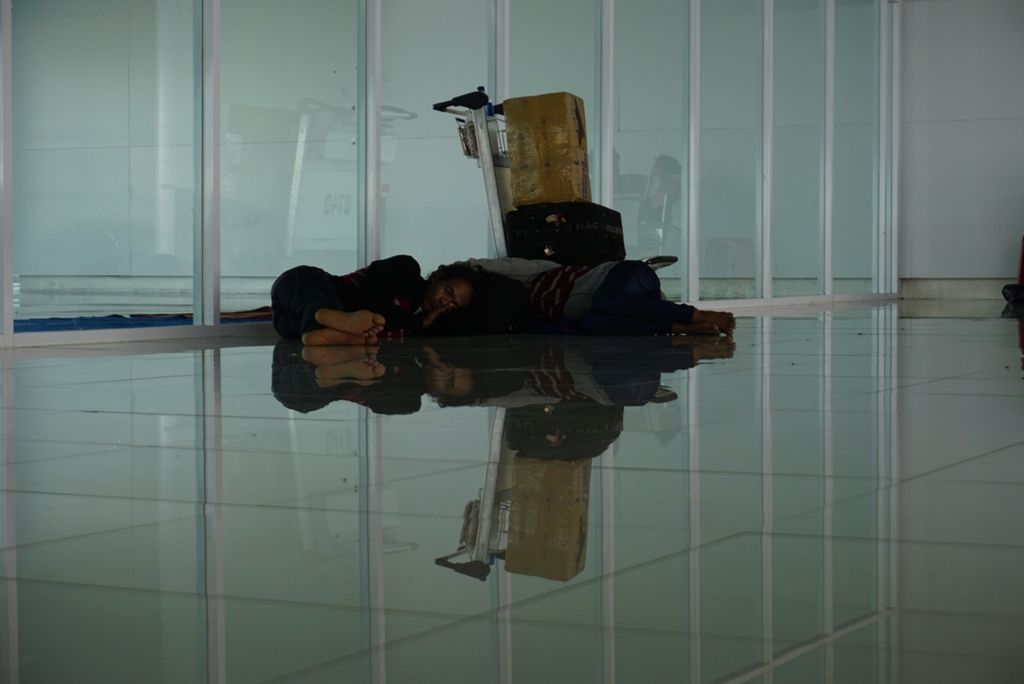Dua orang penumpang tidur di Bandara Sultan Aji Muhammad Sulaiman Sepinggan Balikpapan, Kalimantan Timur, Rabu (18/9/2019). Mereka beristirahat sambil menunggu pesawat yang datang.