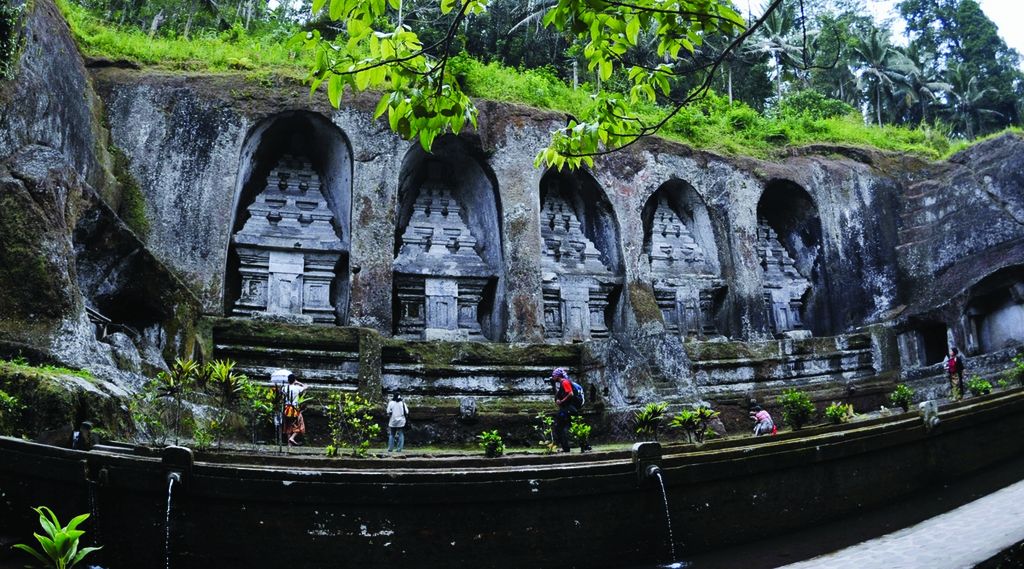 Candi Tebing Gunung Kawi - Kompleks Candi tebing Gunung Kawi di Desa Tampaksiring, Kecamatan Tampaksiring, Kabupaten Gianyar, Bali, Sabtu (8/10/2011), yang dibangun pada abad ke-11 mengapit Sungai Pakerisan. Candi ini dipahat pada tebing batuan vulkanik dan difungsikan sebagai tempat pemujaan dan petirtaan.