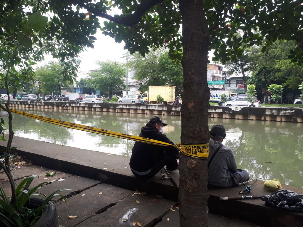 Lokasi ditemukannya korban S dan diangkat dari Kali Fajar Angke di Jembatan Fajar, Pejagalan, Penjaringan, Jakarta Utara, Kamis (5/1/2023).