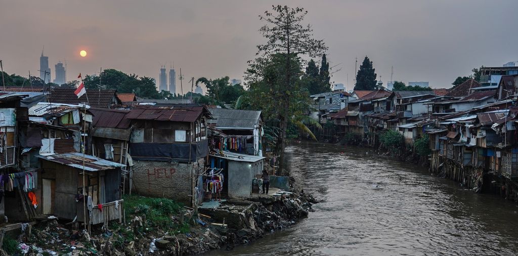 Suasana permukiman padat di tepian Sungai Ciliwung di Manggarai, Jakarta Selatan, Senin (7/6/2021). Hunian bantaran tepi Ciliwung di wilayah Jakarta mayoritas menjadi kantong-kantong warga kurang mampu di Jakarta.