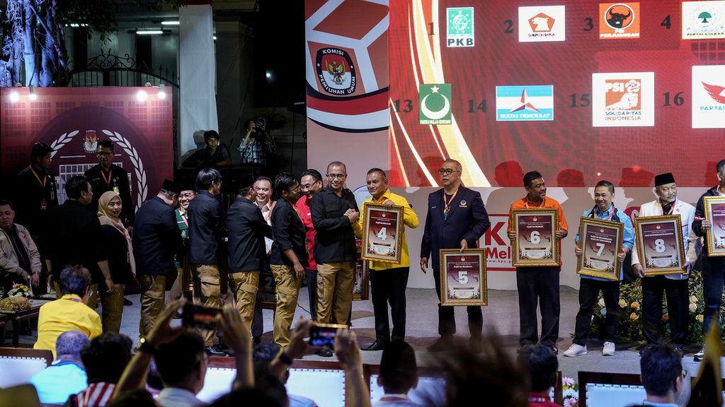 KPU chairman Hasyim Asyari and representatives of political party leaders participating in the 2024 Election with serial number placards during the Lottery and Determination of Political Party Numbers Participating in the 2024 General Election in the courtyard of the General Election Commission (KPU) Office, Jakarta, Wednesday (14/12/2022).
