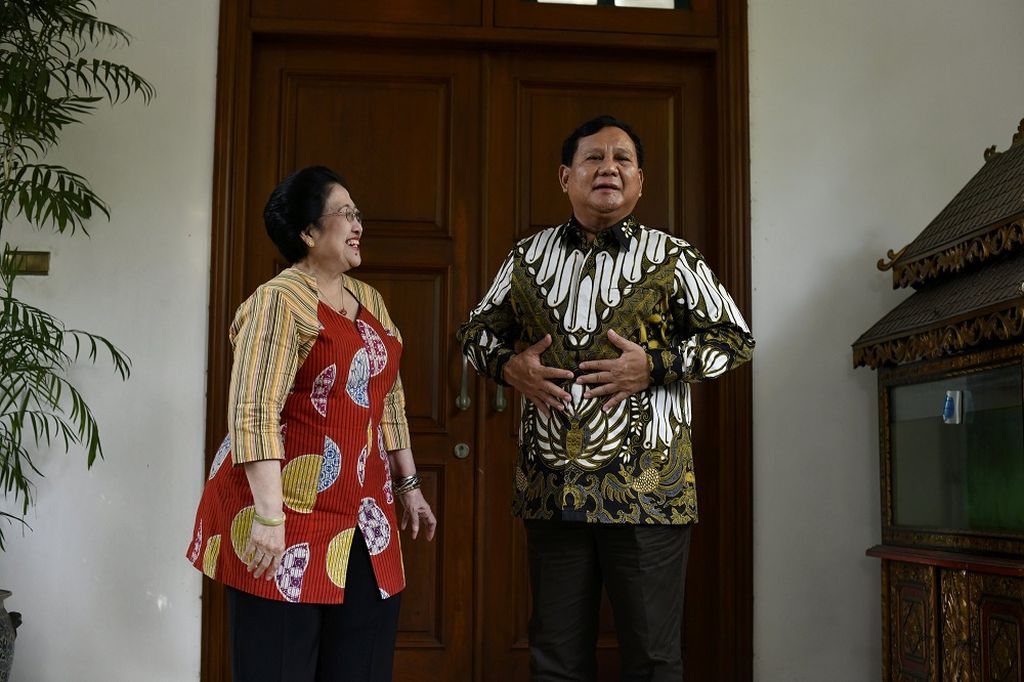 Keakraban diperlihatkan Ketua Umum PDI-P Megawati Soekarnoputri dan Ketua Umum Partai Gerindra Prabowo Subianto saat Prabowo berkunjung ke kediaman Megawati yang berada di Jalan Teuku Umar, Jakarta, Rabu (24/7/2019).