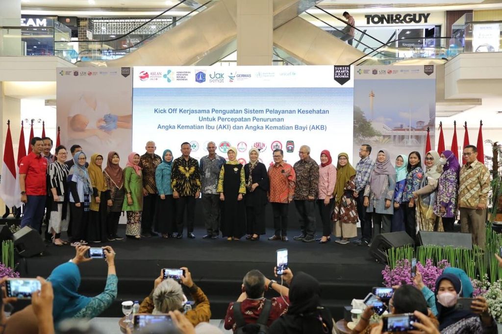 Acara penandatanganan kerjasama peningkatan fasilitas layanan kesehatan di DKI Jakarta oleh DInkes DKI Jakarta bersama dengan USAID, dan belasan asosiasi profesi kesehatan di Jakarta, Sabtu (13/5/2023).