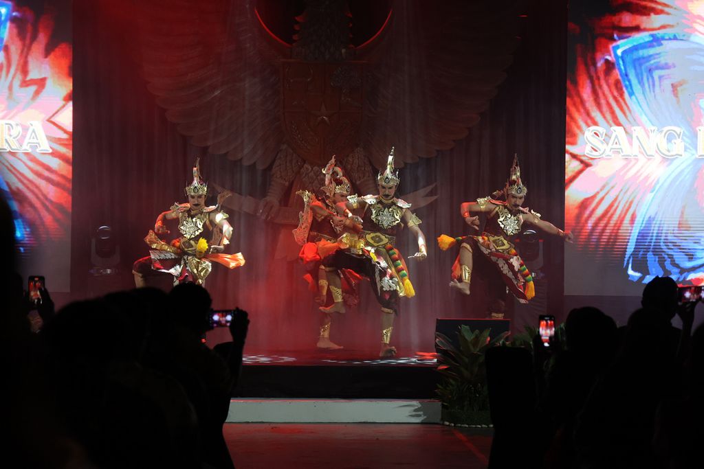 Atraksi drama tari Kaca Negara mengawali acara SPS Awards ke-13 di Jogja National Museum, Yogyakarta, Selasa (29/3/2022) malam. Acara ini digelar dengan tajuk "Merawat Jurnalisme, Mengokohkan Nasionalisme". 