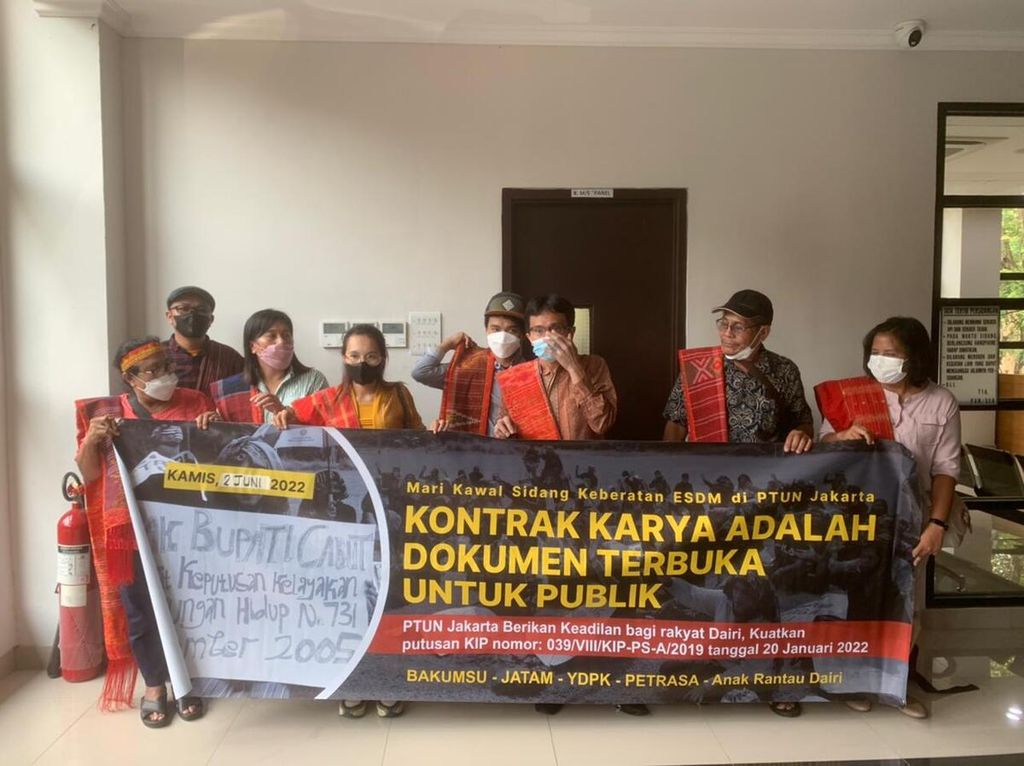 Warga membentangkan spanduk saat menghadiri sidang gugatan informasi publik antara masyarakat dan Kementerian ESDM di Pengadilan Tata Usaha Negara Jakarta, Kamis (2/6/2022).