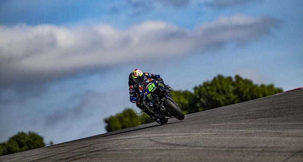 Franco Morbidelli memacu motor Yamaha YZR-M1 dalam tes pramusim MotoGP hari pertama di Sirkuit Portimao, Portugal, Sabtu (11/3/2023). 