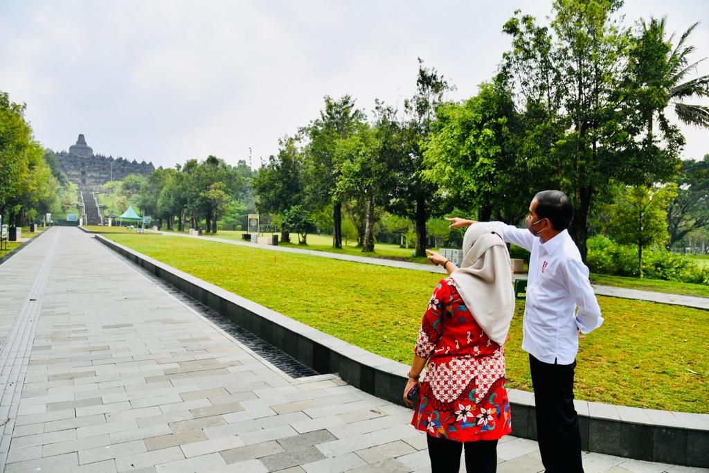 Kepala Balai Konservasi Borobudur Wiwit Kasiyati turut mendampingi Presiden Joko Widodo saat meninjau Candi Borobudur di Magelang, Jawa Tengah, Rabu (30/3/2022).