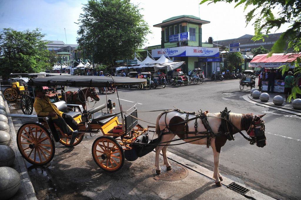Kusir andong menanti penumpang di Jalan Malioboro, Yogyakarta, Kamis (27/2/2020). Alat transportasi tradisional itu kini lebih banyak digunakan untuk sarana pesiar wisatawan. 