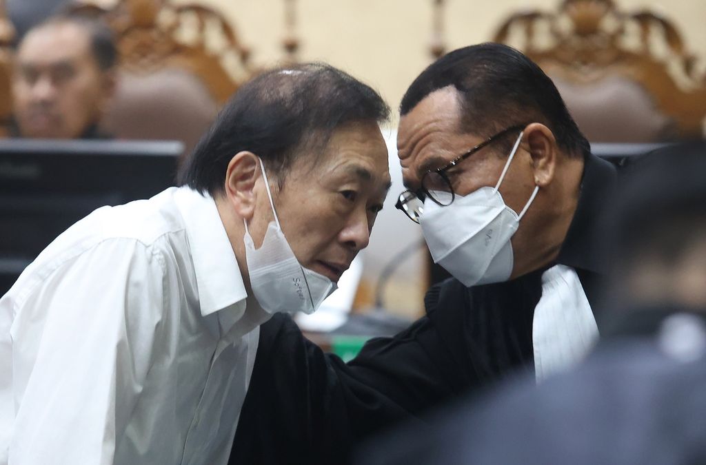 Defendant Surya Darmadi consults with his legal counsel after the initial trial of the alleged corruption case in the PT Duta Palma Group oil palm plantation permit at the Corruption Court, Jakarta, Thursday (8/9/2022).