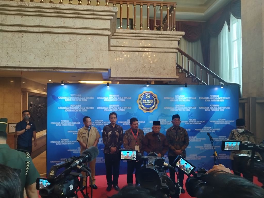 Wakil Presiden Maruf Amin memberikan keterangan kepada wartawan di Balai Sudirman, Jakarta, Selasa (14/3/2023).