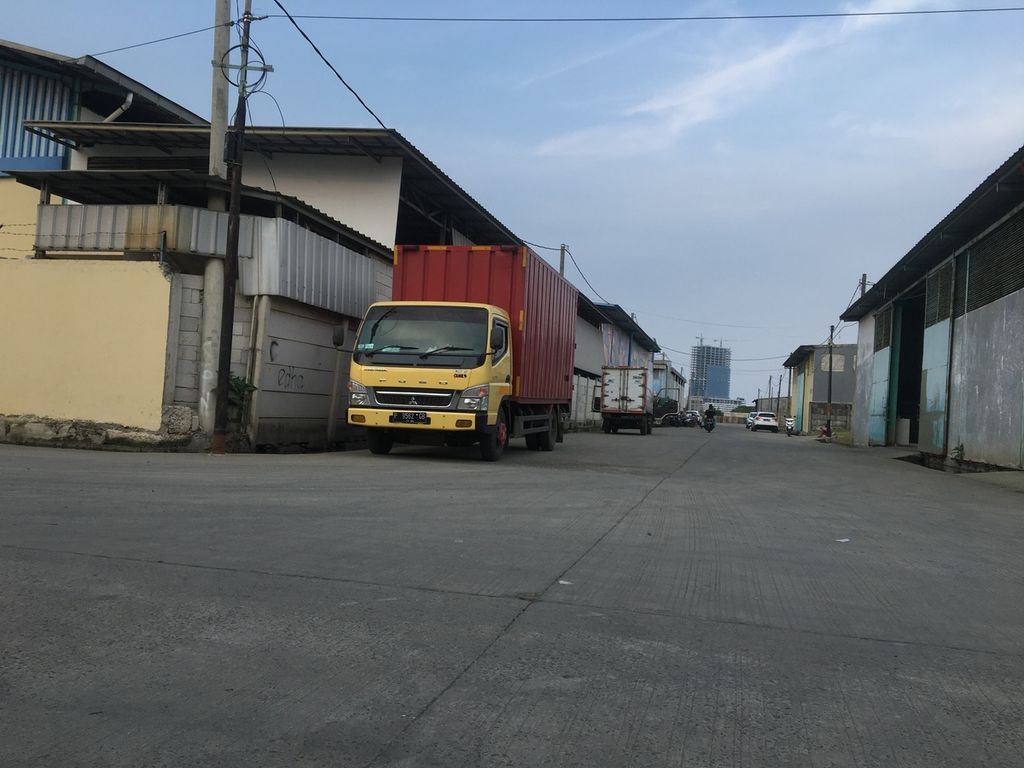 Sebuah truk yang diduga mengangkut oli palsu parkir di seberang gudang di kawasan pergudangan Kabupaten Tangerang, Banten, pada Rabu (2/11/2022).