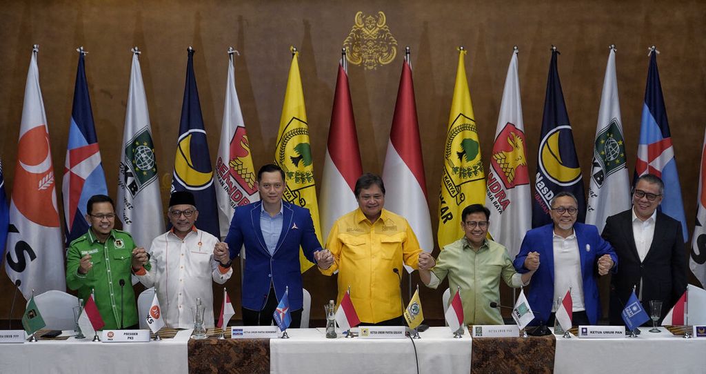 Leaders of parliamentary political parties hold hands after gathering at the Early Years Political Gathering at the Dharmawangsa Hotel, South Jakarta, Sunday (8/1/2023). As many as 8 parliamentary political parties rejected the discourse on implementing a closed proportional system in the implementation of the 2024 elections.