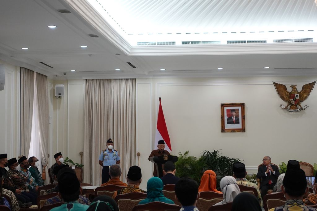 Wakil Presiden Ma'ruf Amin saat memberikan sambutan pada acara Peringatan Hari Lahir Ke-1.083 Al-Azhar yang diselenggarakan oleh Organisasi Internasional Alumni Al-Azhar (OIAA) Cabang Indonesia di Istana Wapres, Jalan Medan Merdeka Selatan Nomor 6, Jakarta Pusat, Selasa (28/3/2023).