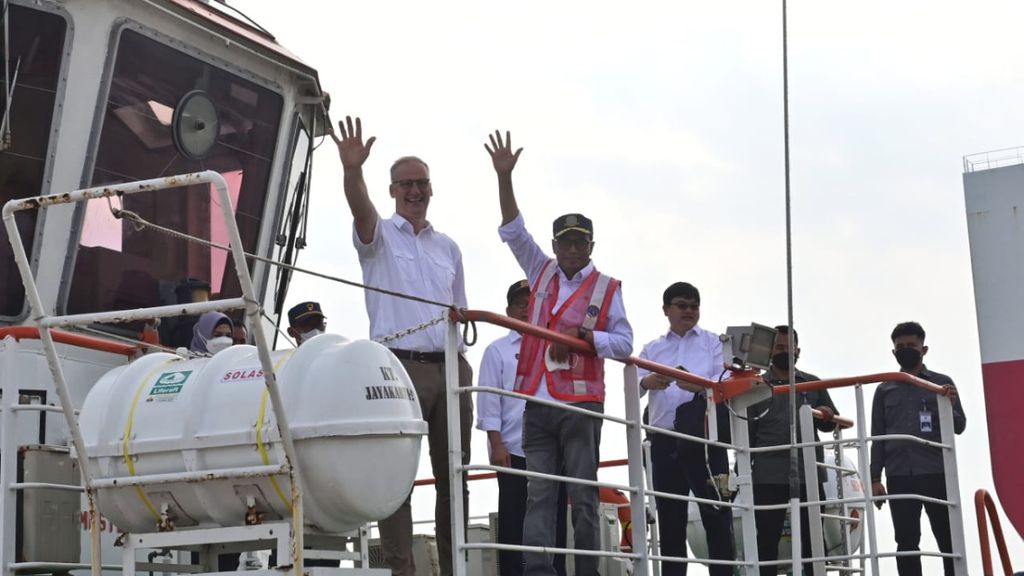 Duta Besar Denmark untuk Indonesia Lars Bo Larsen (pertama dari kiri) dan Menteri Perhubungan Budi Karya Sumadi (kedua dari kiri) bersama jajaran perusahaan perkapalan asal Denmark, Maersk Line, melihat Pelabuhan Patimban, Subang, Jawa Barat, Jumat (16/9/2022).