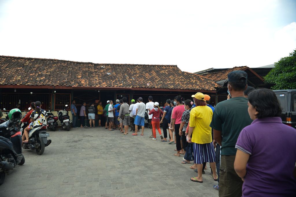 Antrean warga saat akan mengambil sembako di Rumah Pesta Tan Kim Yok, Kecamatan Neglasari, Kota Tangerang, Banten (20/1/2023). Sebanyak 800 sembako dibagikan kepada warga yang membutuhkan. 