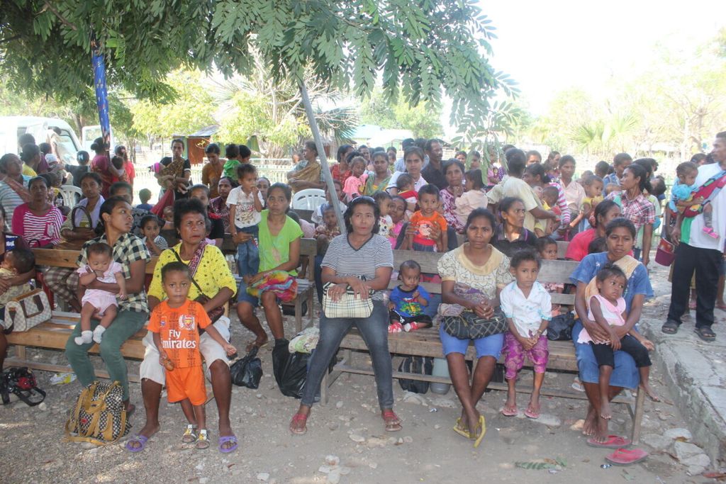 Ibu-ibu membawa anak-anak penderita gizi buruk di Puskesmas Inbate, Timor Tengah Utara, Oktober 2018, untuk mendapatkan bantuan bahan makanan dari lembaga donor. Kemiskinan menahun di TTU sulit ditangani.