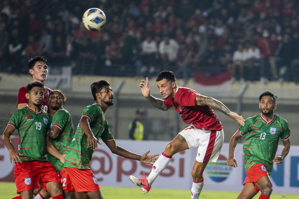 Penyerang timnas sepak bola Indonesia, Stefano Jantje Lilipaly (kedua kanan), berusaha menyundul bola di tengah kepungan pemain Bangladesh pada laga uji coba di Stadion Si Jalak Harupat, Kabupaten Bandung, Jawa Barat, Rabu (1/6/2022) malam. 
